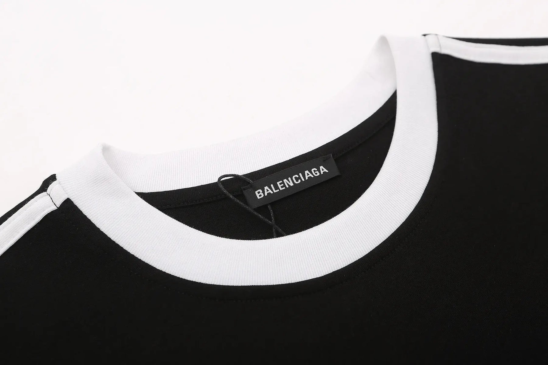 CAMISETA BALENCIAGA BLACK AND WHITE