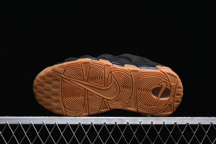 TÊNIS NIKE AIR MORE UPTEMPO "LOW BLACK GUM"