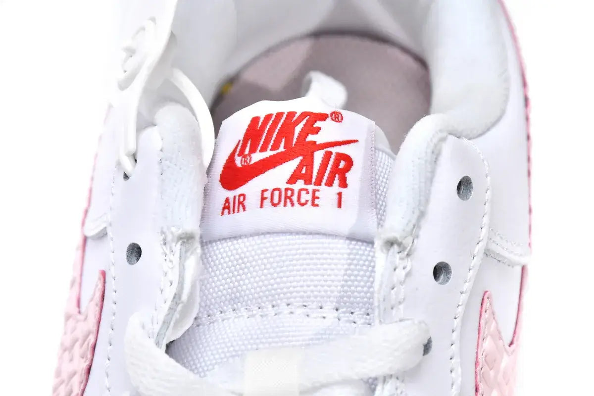 TÊNIS NIKE AIR FORCE 1 "VALENTINE'S DAY"