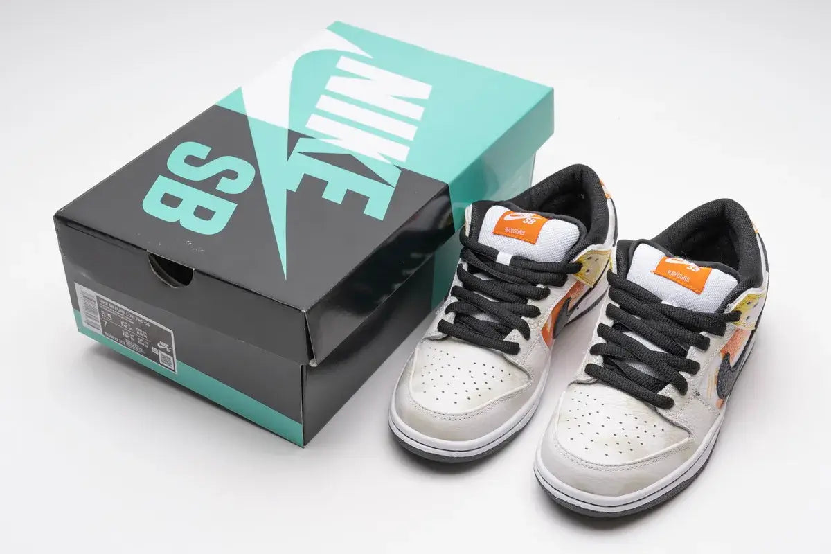 TÊNIS NIKE DUNK SB "RAYGUNS"
