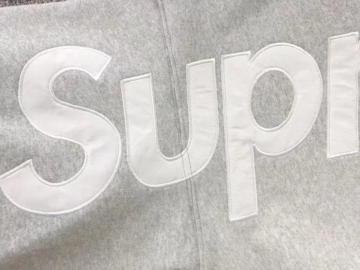 MOLETOM SUPREME SATIN APPLIQUÉ “GRAY”